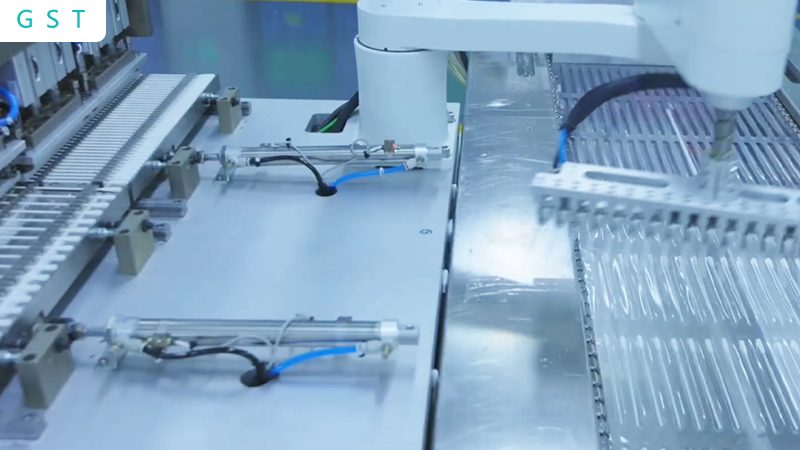 在选购喷涂机器人时，需要注意以下几个方面：